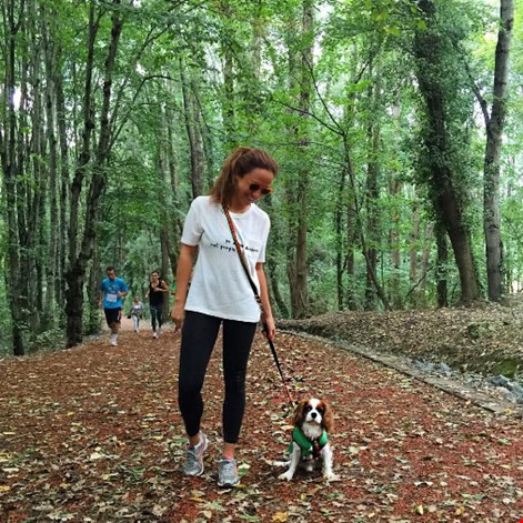 Ayşe Özyılmazel Mini ile orman yürüyüşünde