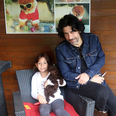 Okan Bayülgen'in kızı İstanbul, Toy Poodle yavrusuna kavuştu