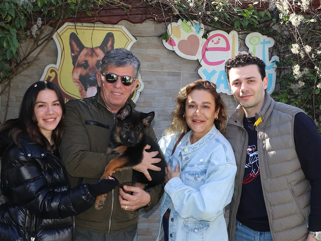Bodrum'dan Tanyer ailesi Alman Çoban Köpeği yavrularına kavuştular