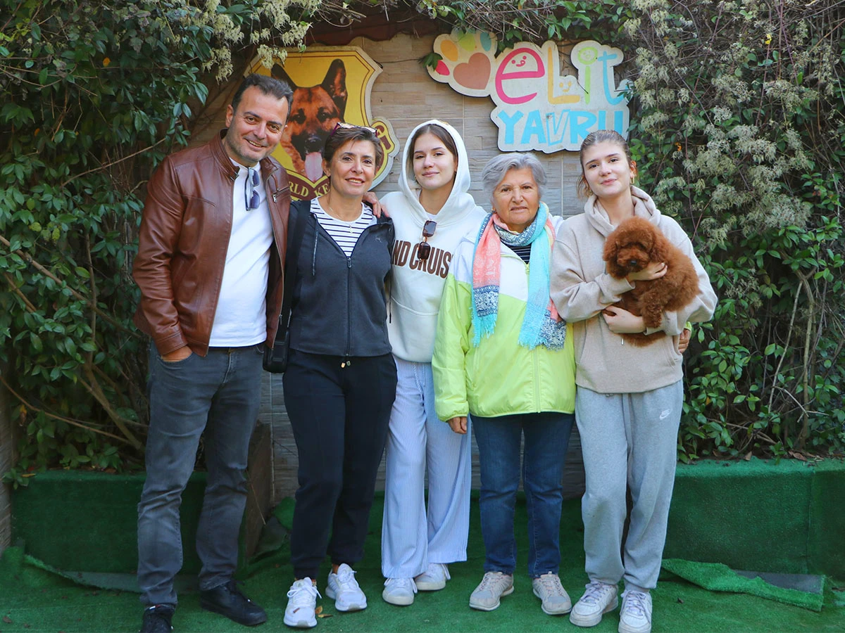 Gamze Erol ve ailesi Poodle yavrusuna kavuştu