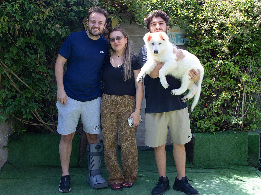 Kubilay Bey ve Ailesi Beyaz Alman Çoban Köpeği ile Ailelerini Büyüttü