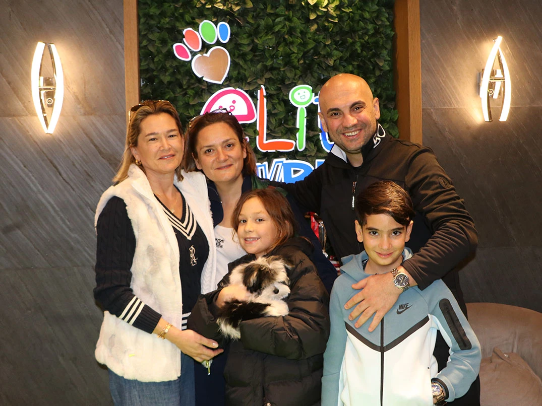 Mehmet Belgen ve ailesi Morkie yavrularına kavuştular