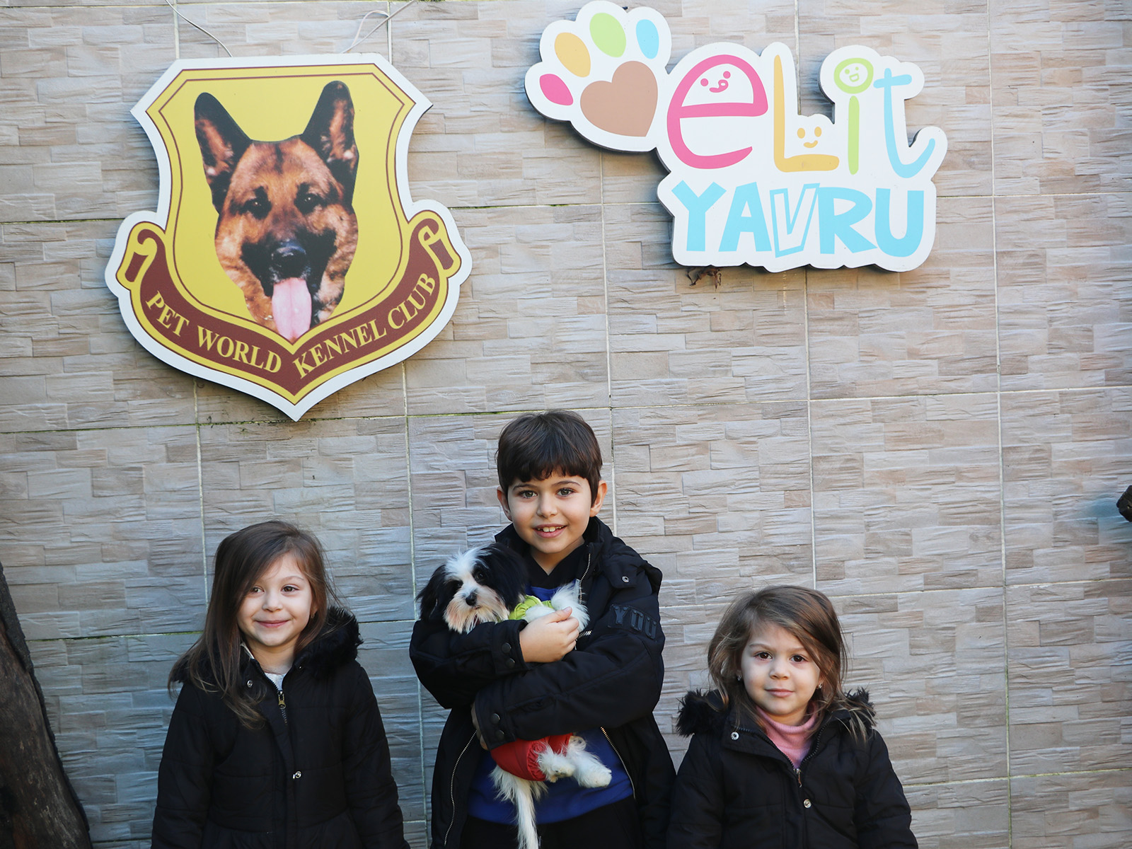 Çocuk oyuncu Emir Özyakışır Morkie dostuna kavuştu.