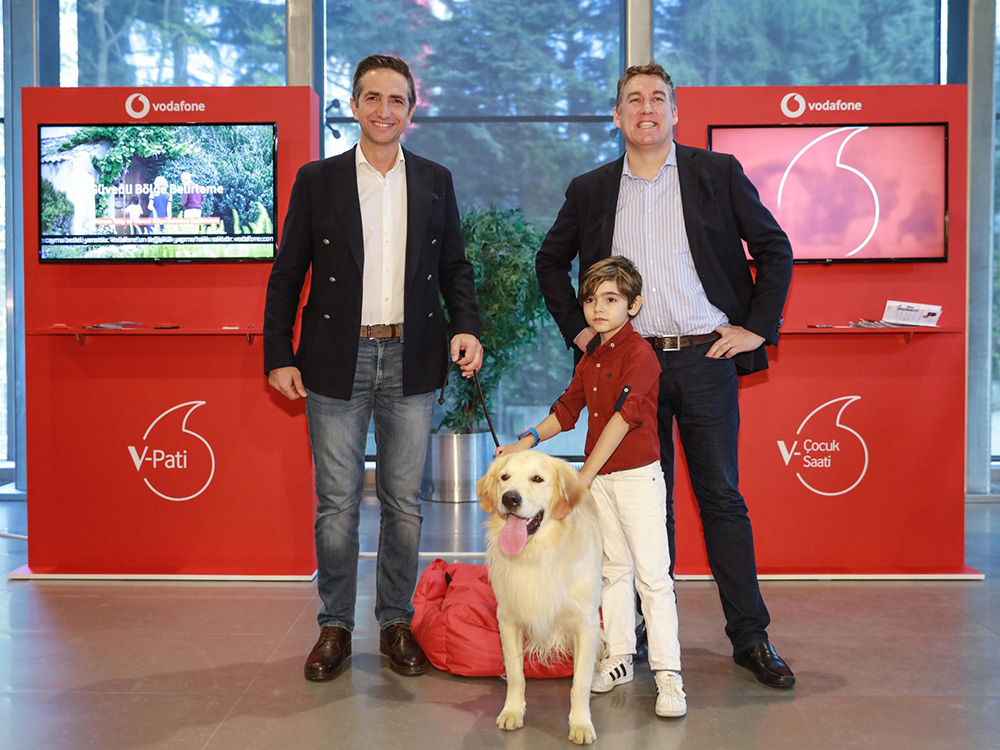 Vodafone yeni akıllı ürün ailesini elit yavrumuz Köfte ile tanıttı :)