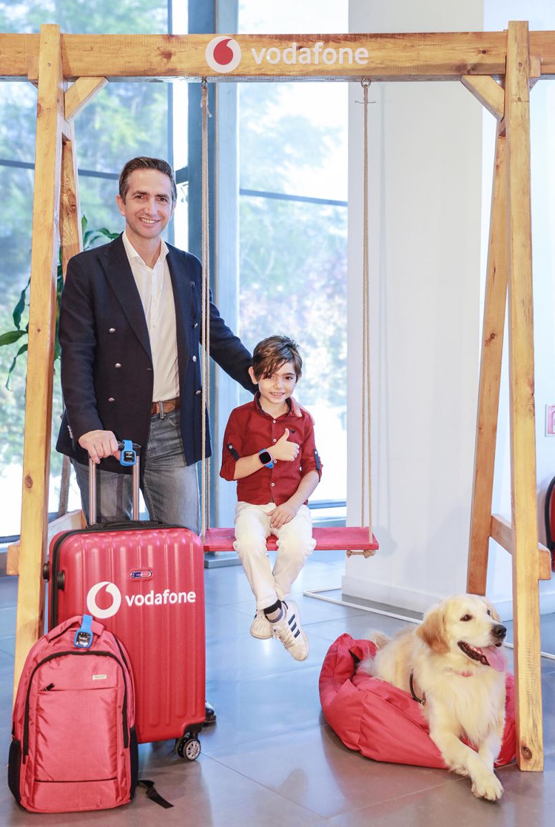 Vodafone yeni akıllı ürün ailesini elit yavrumuz Köfte ile tanıttı :)