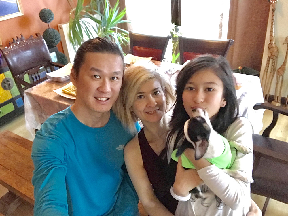 Wong Ailesi, Chihuahua Chico ile çok mutlu :)